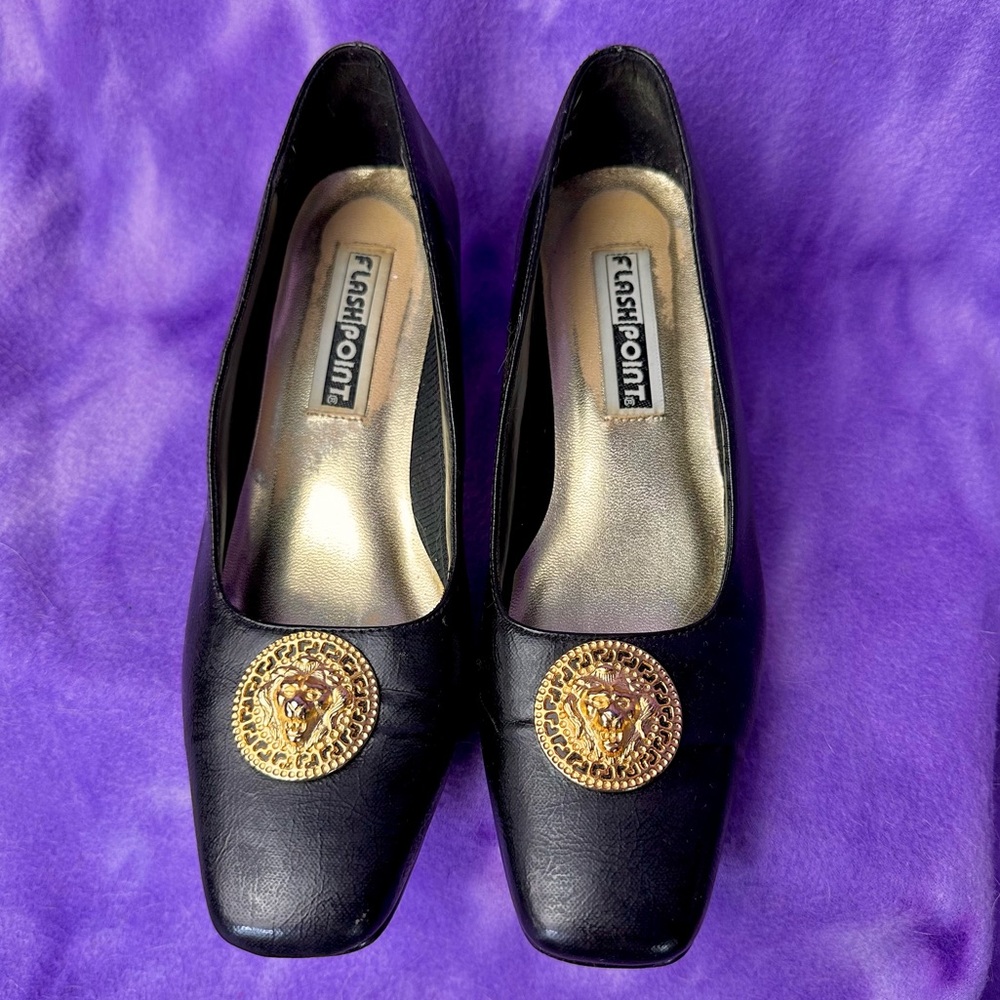 ⭐️ Flashpoint ⭐️ vintage 80s lion head gold and black pumps